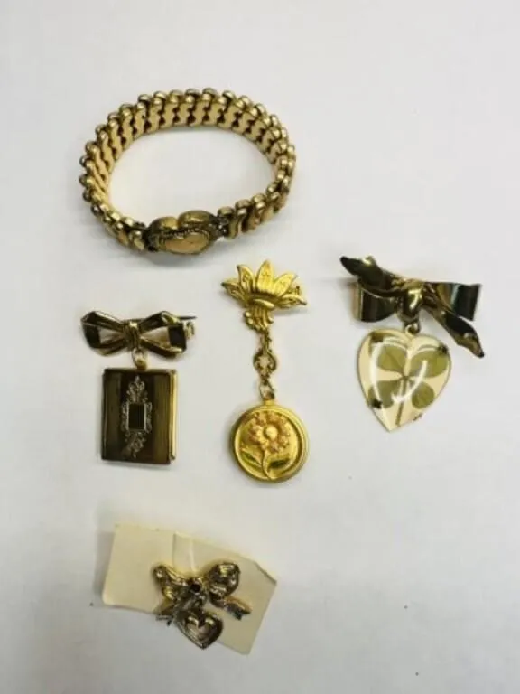5 Gold tone Heart Vintage Jewelry-Stretch Heart