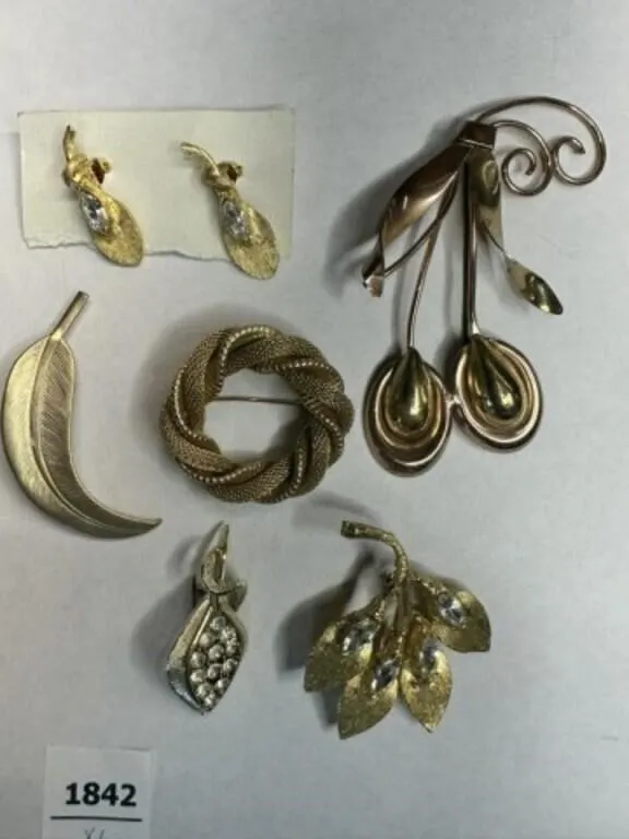 4 Gold tone Vintage Brooches 1 Earrings Brooch