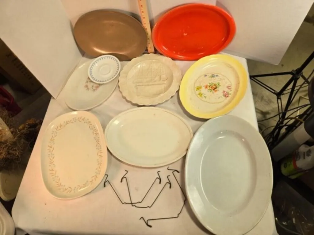 8 platters; 1 rown & 1 red melmac (13" long)