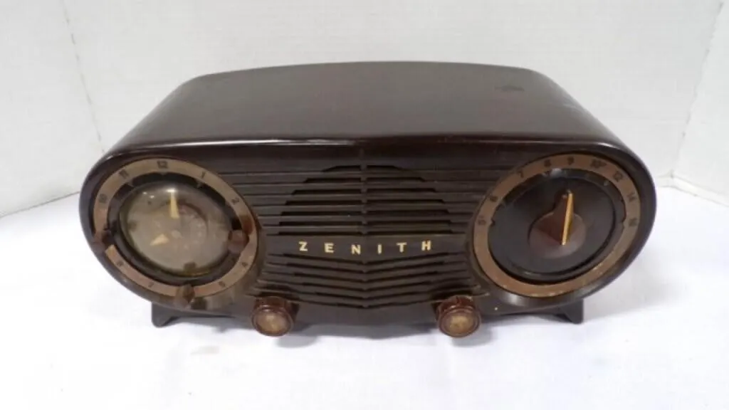 1950's Zenith "Owl Eyes" (Bakelite) Clock Radio