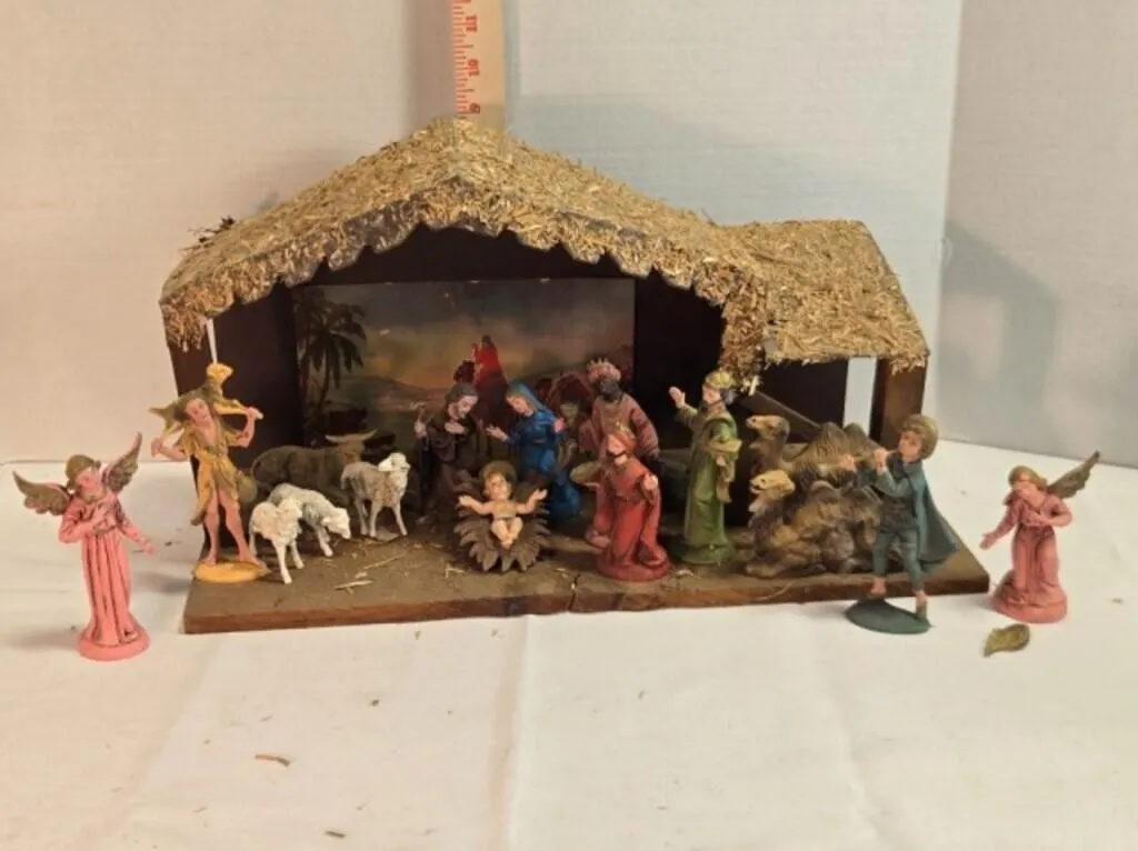 Stable & 17 piece Nativity scene