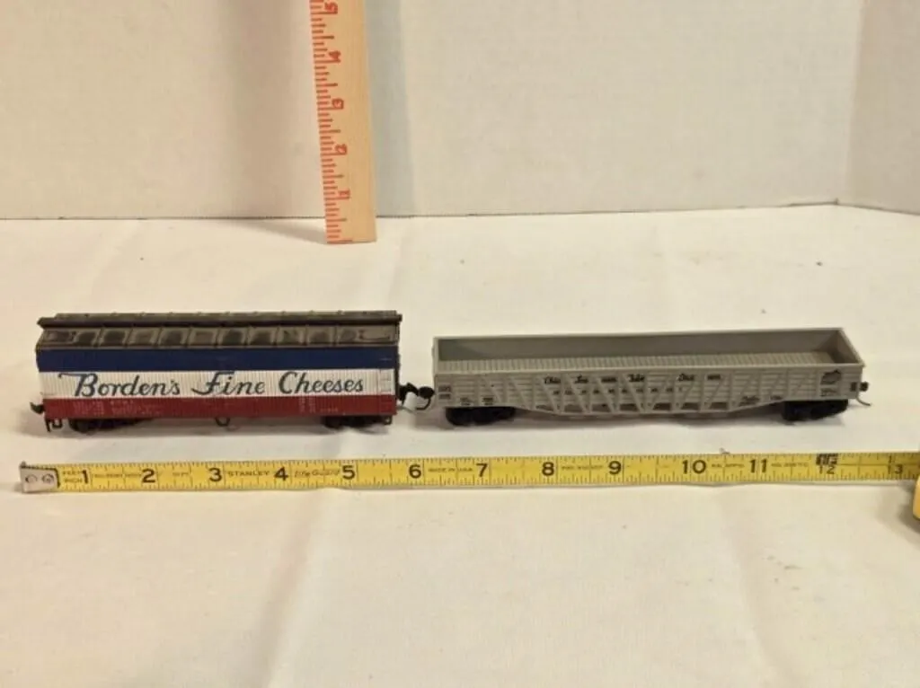 2 ROCO HO scale train cars; Freight car & flatbed