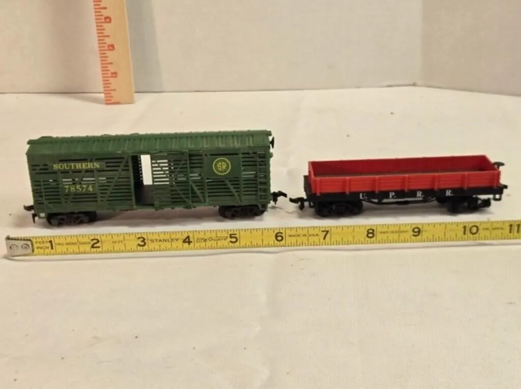 BachmannTrain flatbed car, Lionel stock car