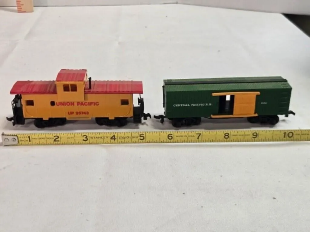 2 Bachmann Train RR cars, HO scale, Caboose