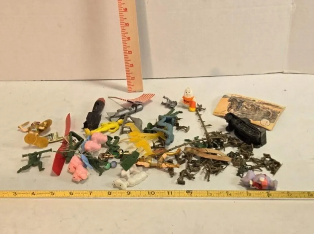 Plastic re-enactment figures