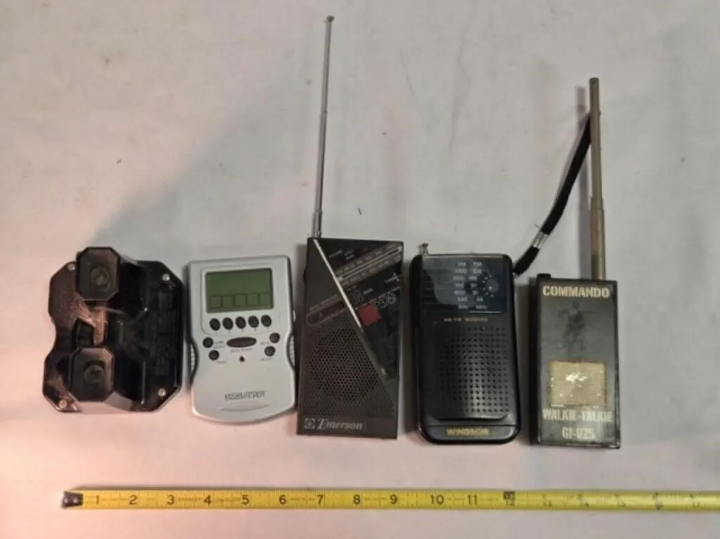 2 AM/FM radios, Walkie-talkie, VefasSeven game