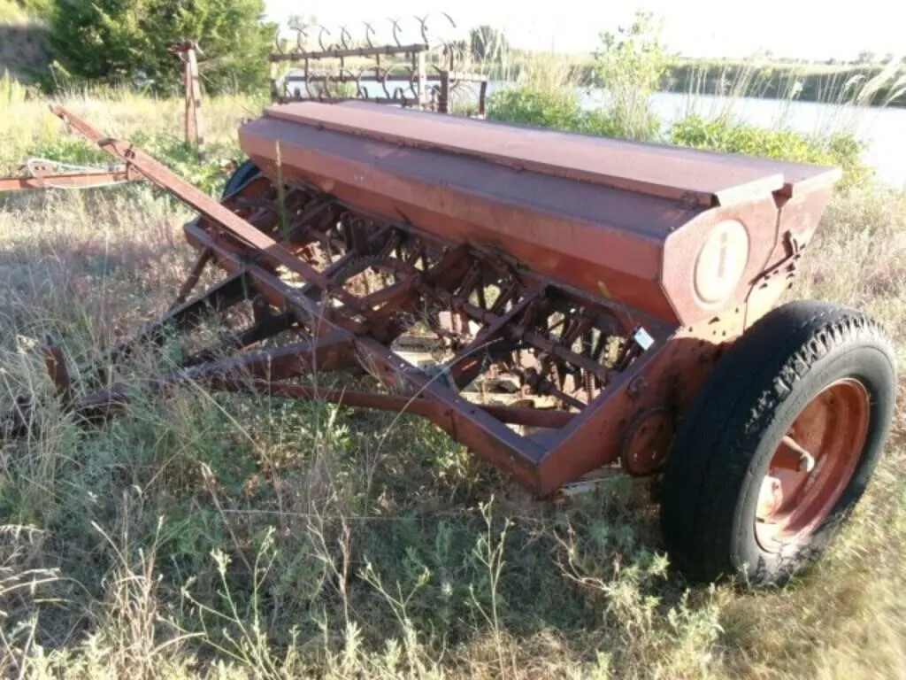 Drill, International Harvestor-16 Hole
