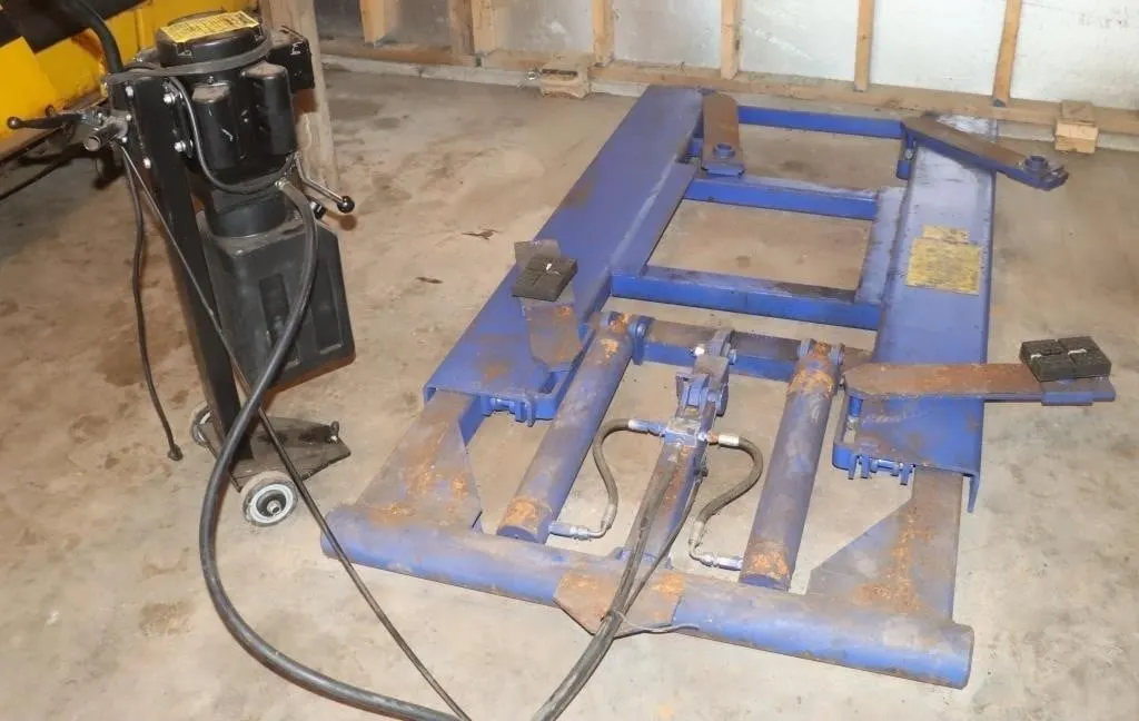 US General Mid-High Car Lift 6000lb, works