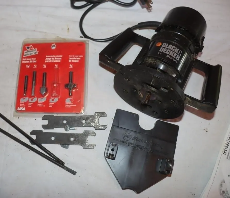 Black & Decker 7604 Router w/ Bits & Guide, Works