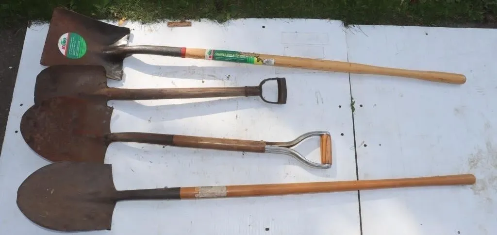 4 Garden Shovels w/ Wood Handles