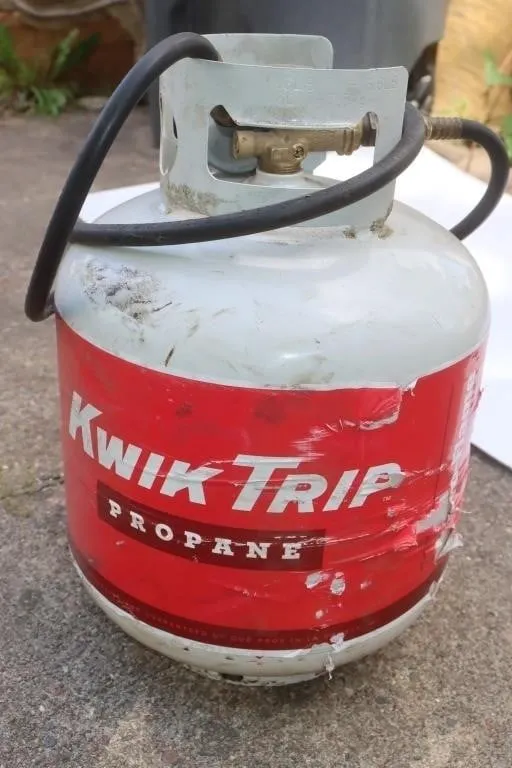 20 lb Propane Cylinder w/ Regulator, weighs 30lbs