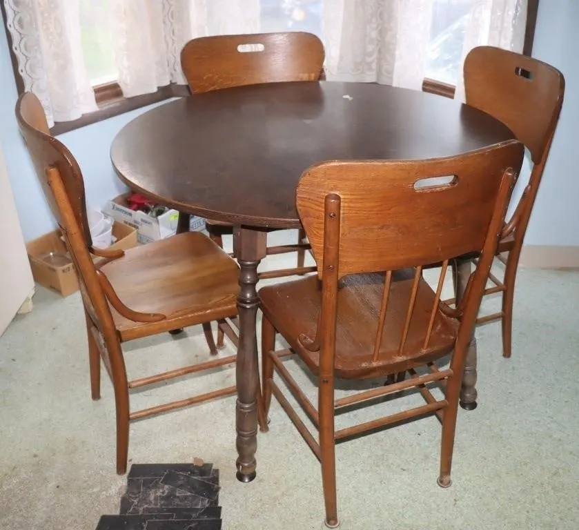 Round Dining Table w/ 4 Chairs