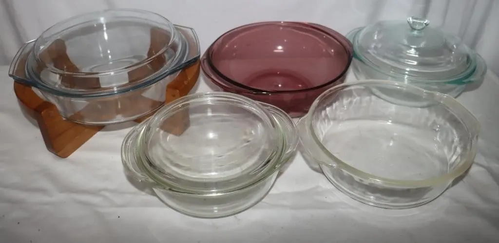 Pyrex Casserole Dishes w/ Lids & Wood Stand