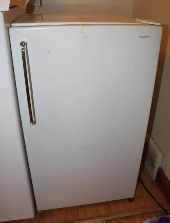 Sanyo Compact Refrigerator 18.5x18x33"