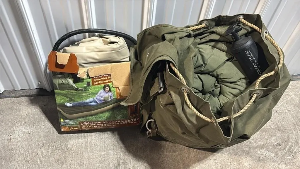 US Military Sleeping Bag & Air Mattress/Pump.