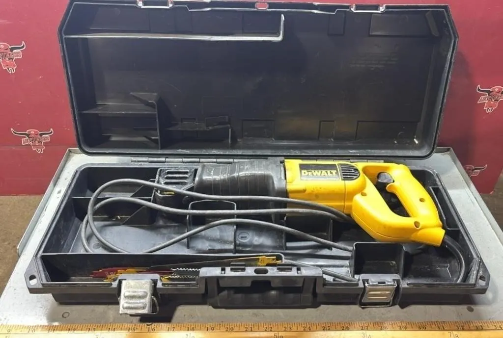 DeWalt Reciprocating Saw w/Case & Blades.