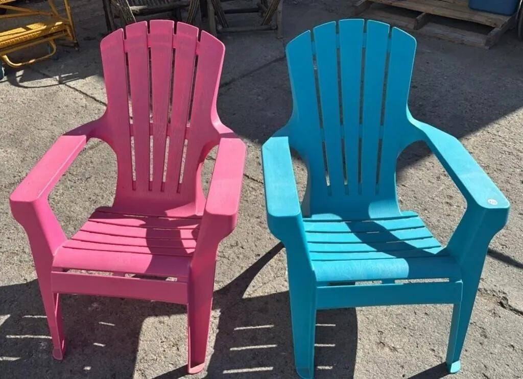 2 Lounging Outdoor Plastic Chairs. *C