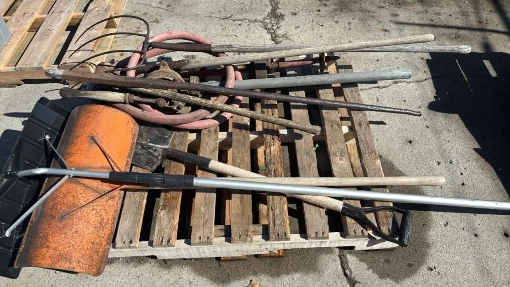 Pallet of Asst. Garden Shovels, Roof Shovel, etc.
