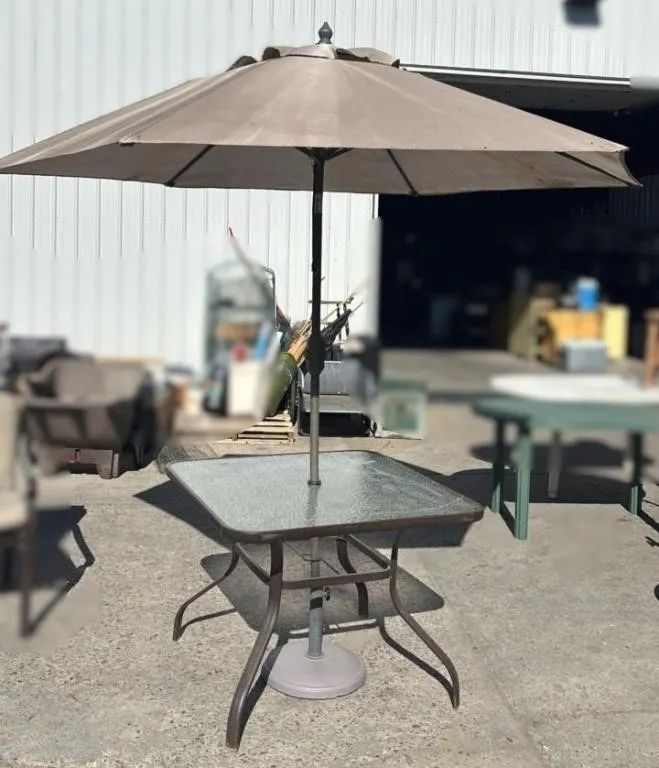 Outdoor Textured Glass Table w/Umbrella