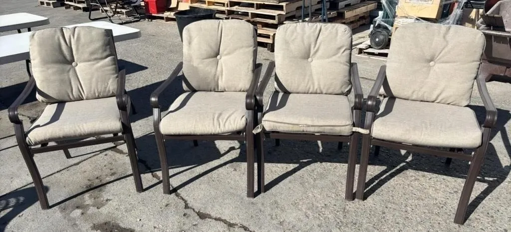 4 Outdoor Dinning Table Chairs w/Cloth Cushions.