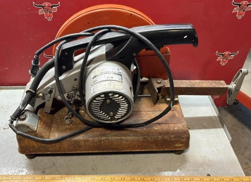 Makita 305MM Portable Cut Off. Untested.