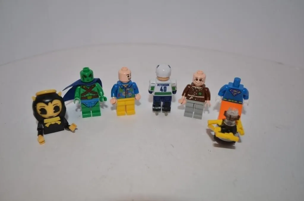 Collection of mixed and incomplete LEGO