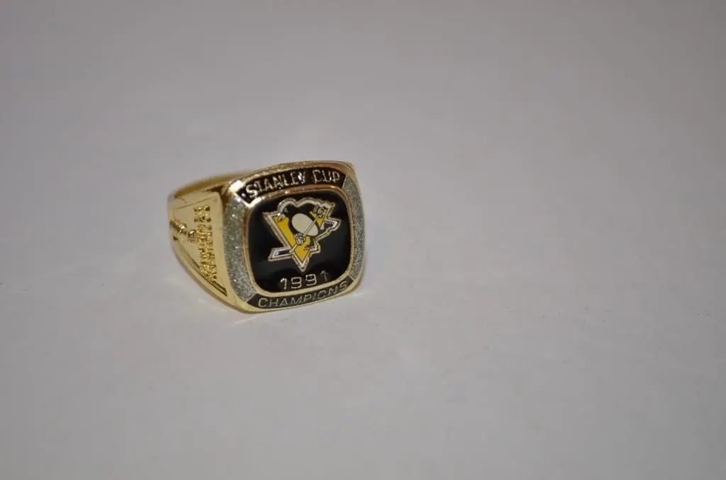 MOLSON CANADIAN NHL STANLEY CUP COMMEMORATIVE RING