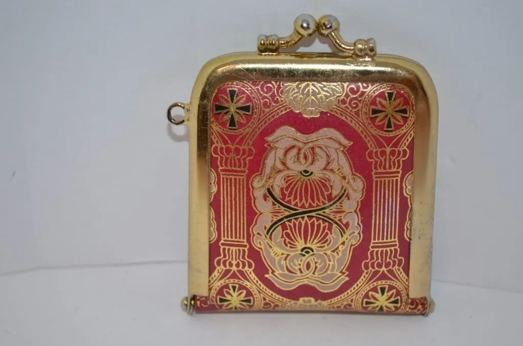Vintage kiss-lock coin purse featuring an ornate