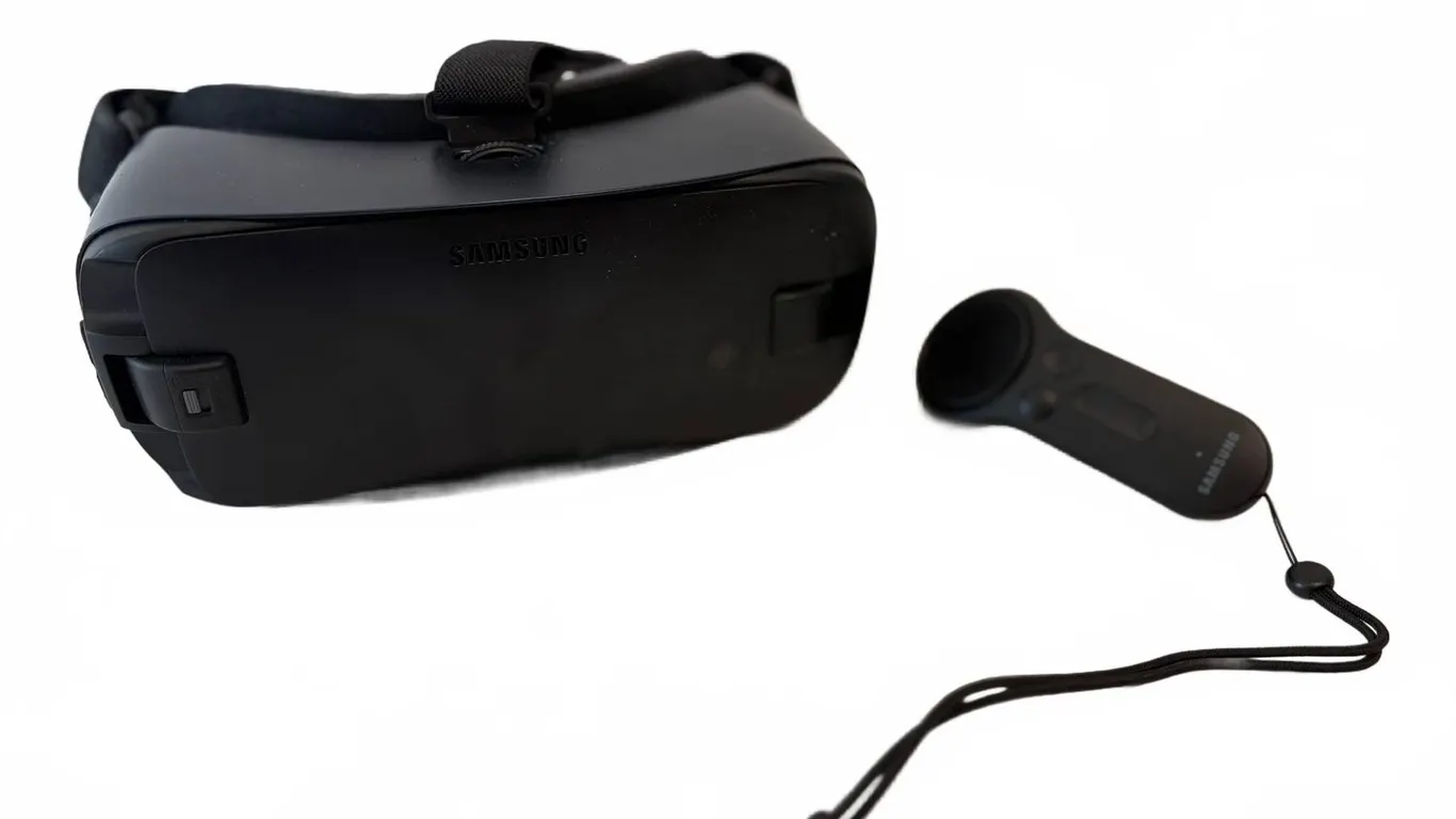 Samsung Gear SM-R323 VR Headset and Remote