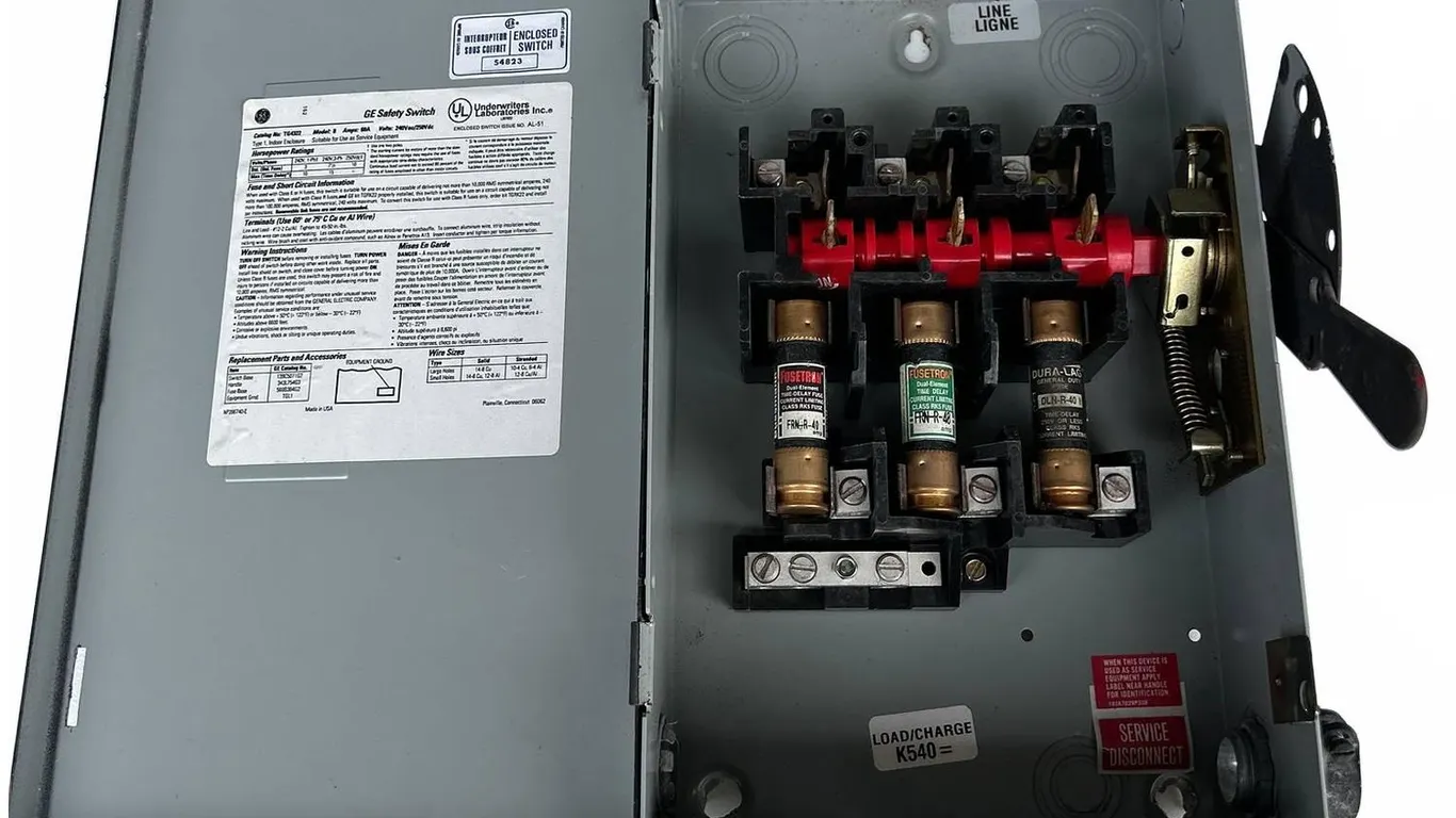 GE Safety Switch TG4322 60A 240V Enclosed