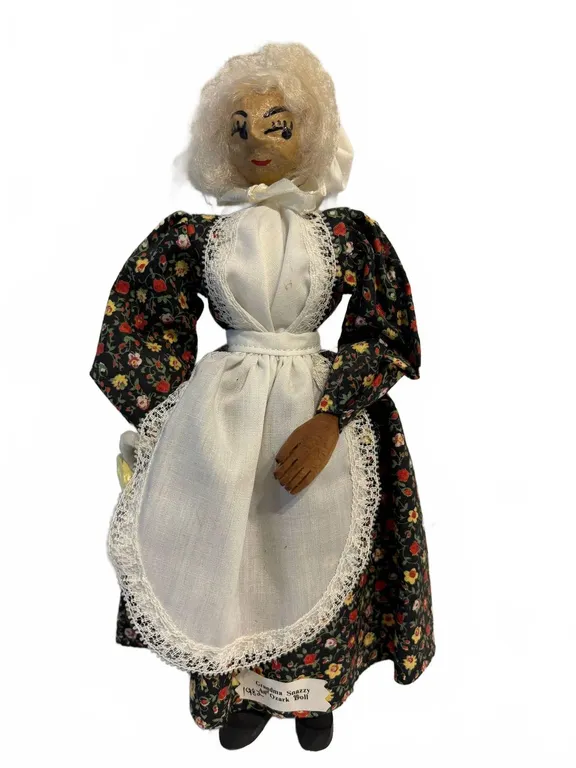 Grandma Snazzy Ozark Walnut Head Doll, 9"
