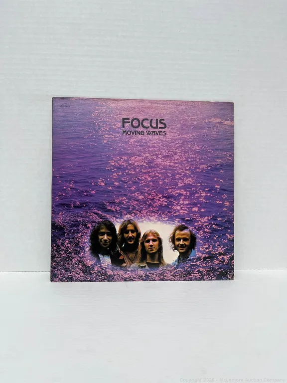 Focus - Moving Waves