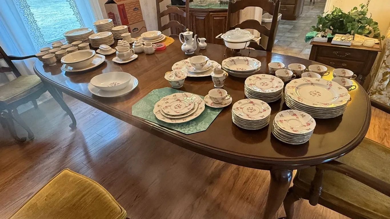 Ethan Allen Dining Room Table with Two Leaves