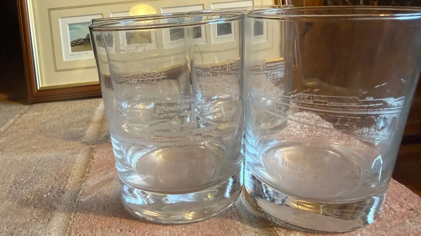 Nashville Airport Commemorative Glasses & Art
