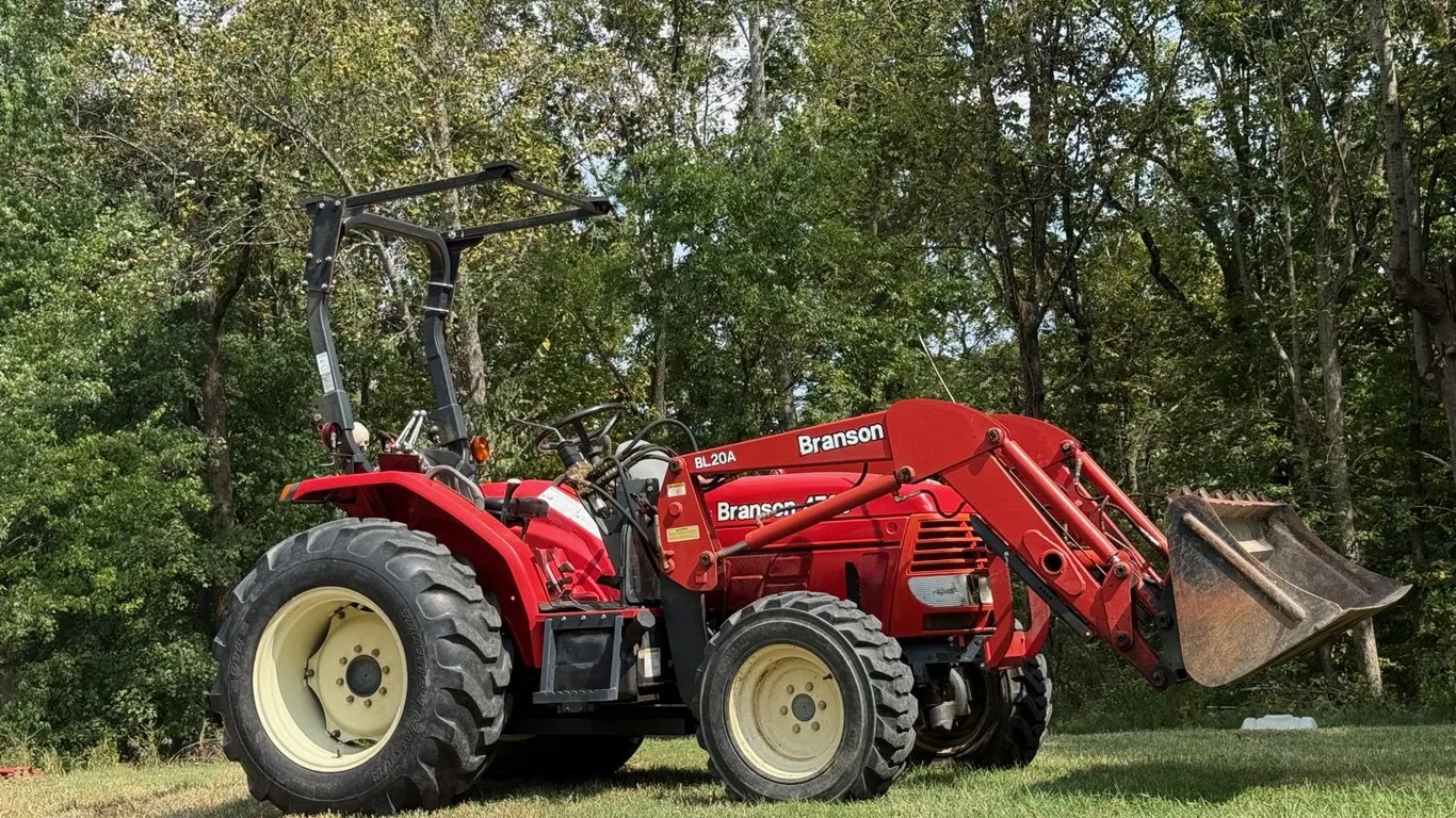 Branson 4720 4WD Diesel Tractor with BL20A Loader and Bucket, 901 Hours
