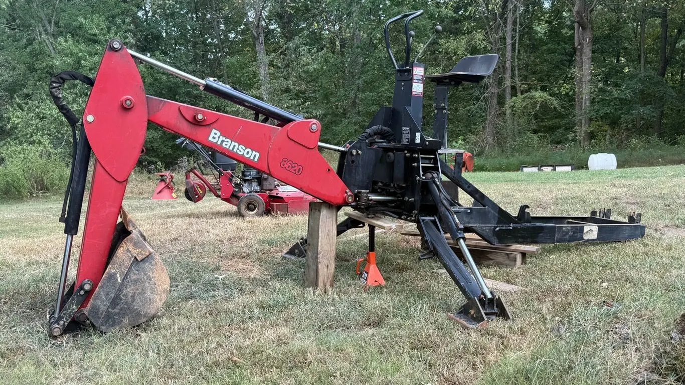 Branson 8620 Backhoe Attachment, 10' Reach, 18" Four-Tooth Bucket