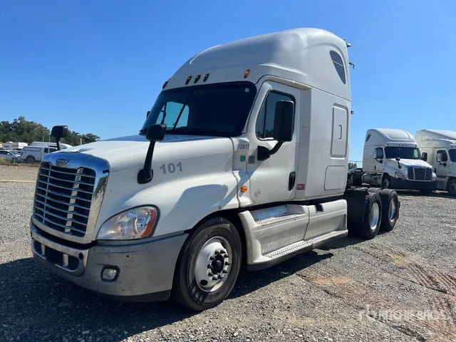 2015 Freightliner Cascadia 6x4 T/A Sleeper Truck Tractor