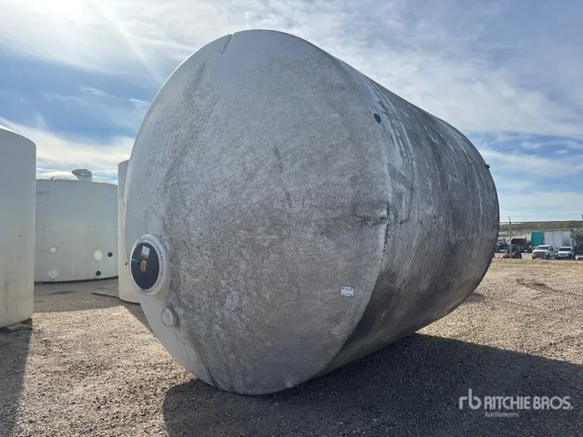 10000 gal Poly Vertical Tank