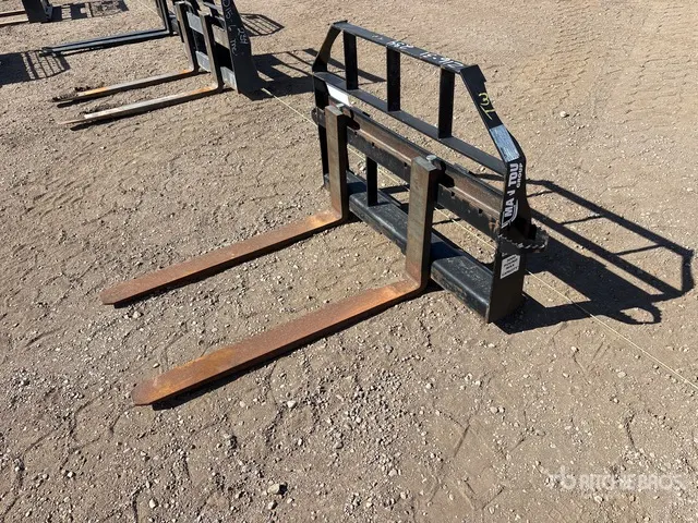 2009 Gehl 50 in Skid Steer Forks