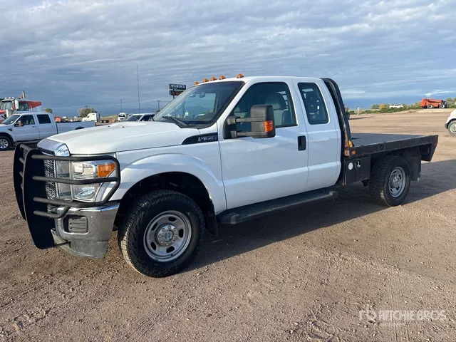 2015 Ford F-350 XL 4x4 Extended Cab Flatbed Truck