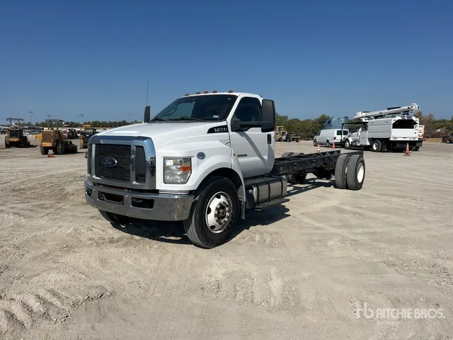 2016 Ford F-750 Super Duty 4x2 Cab and Chassis