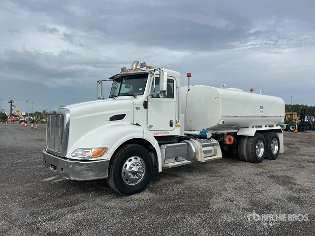 2011 Peterbilt 384 4000 gal 6x4 Water Truck