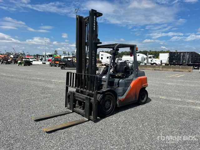 2019 Toyota 8FG35U 7300 lb Pneumatic Tire Forklift