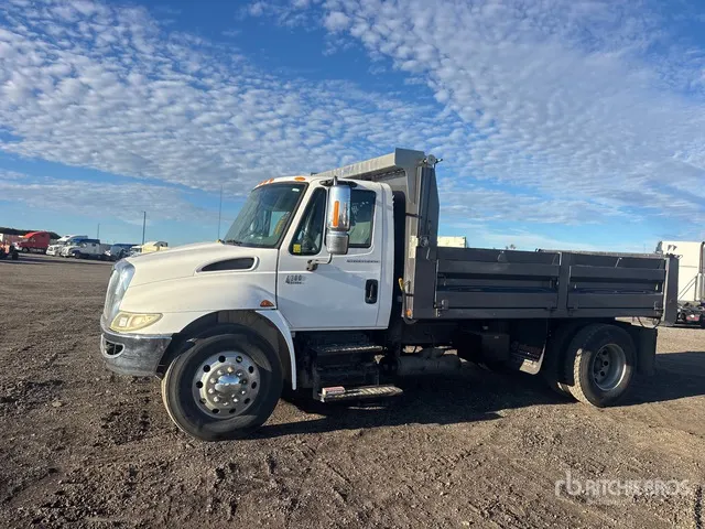2005 International 4300 4x2 S/A Dump Truck