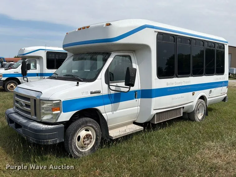 2013 Ford E450 Super Duty shuttle bus