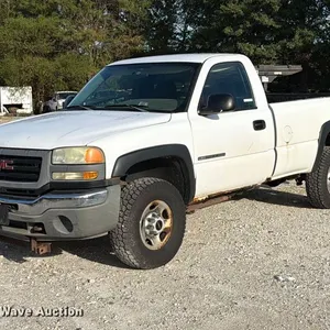 2004 GMC Sierra 2500HD pickup truck