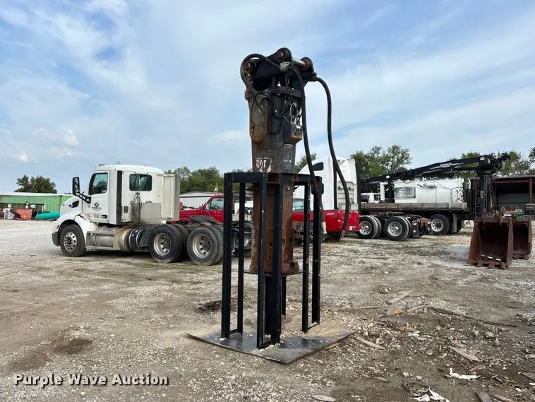 Caterpillar H140DS excavator breaker
