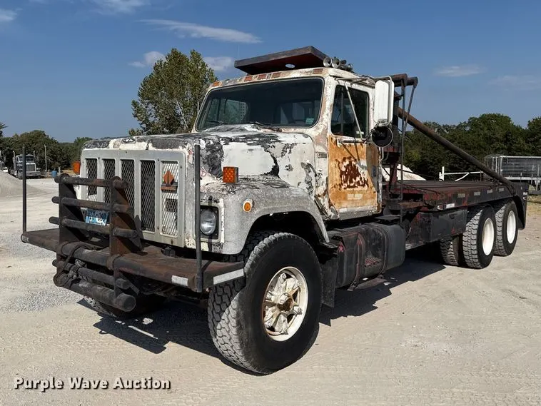 1979 International F-2574 flatbed truck