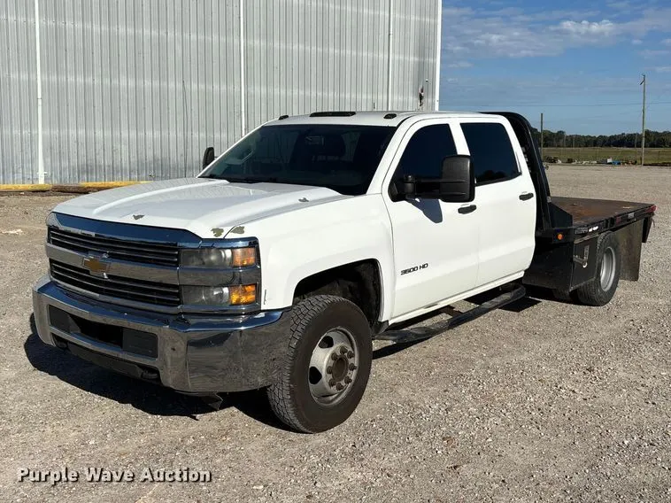 2015 Chevrolet Silverado 3500HD Crew Cab flatbed pickup truck