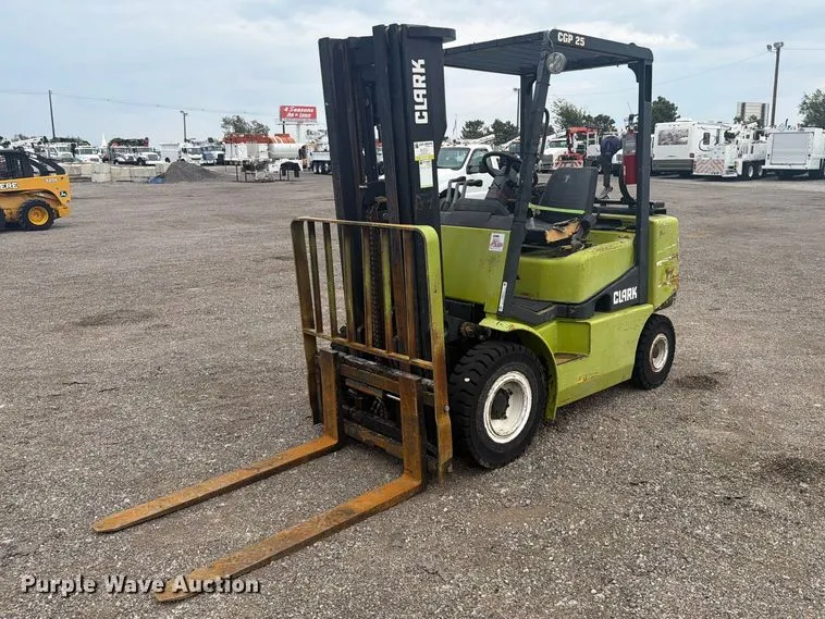 Clark CGP25 forklift